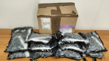 25χρονος συνελήφθη αφού παρέλαβε 5 κιλά κάνναβης από το «Ελ. Βενιζέλος» - Εμπλέκεται και τράπερ από την Κύπρο