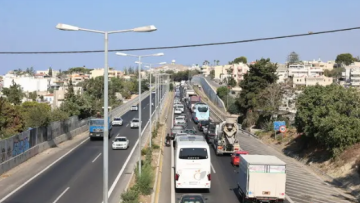 Λήξη του μπλόκου στο αεροδρόμιο Ηρακλείου από τους κτηνοτρόφους, ουρές χιλιομέτρων - Δείτε βίντεο και φωτογραφίες
