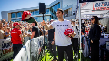 Νεκρός ο Τσάρλι Κερκ μετά τον πυροβολισμό σε πανεπιστήμιο της Γιούτα - Σύγχυση με τη σύλληψη του δράστη