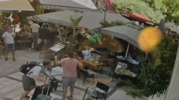 Βίντεο: Η στιγμή της πτώσης του δέντρου στην πλατεία Αγίας Ειρήνης - Είχε ελεγχθεί, λέει η διεύθυνση πρασίνου του δήμου Αθηναίων