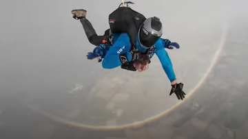 Αλεξιπτωτιστές κατέγραψαν σπάνιο βίντεο από ουράνιο τόξο σε πλήρη κύκλο - Η εξήγηση Κολυδά