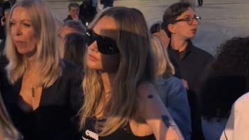 Η ενόχληση της Κάρα Ντελεβίν επειδή την άφησαν να περιμένει στην ουρά για επίδειξη μόδας στο Παρίσι - Δείτε βίντεο