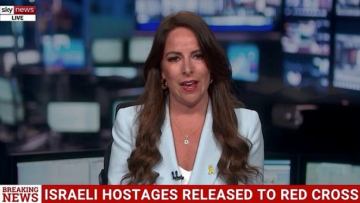 Δημοσιογράφος του Sky News λύγισε για την απελευθέρωση των πρώτων ομήρων από τη Χαμάς: Η πιο καταπληκτική έκτακτη είδηση που έχω μεταδώσει
