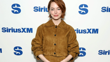 Η Έμα Στόουν φόρεσε head-to-toe την πιο δημοφιλή υφή του φετινού φθινοπώρου
