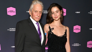 Η Κάθριν Ζέτα-Τζόουνς δάνεισε στην κόρη της ένα φόρεμα που έχει από το 2005