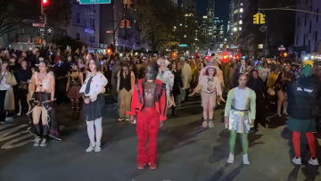 Viral ο φόρος τιμής στον Μάικλ Τζάκσον στην παρέλαση για το Halloween στη Νέα Υόρκη - Εντυπωσίασε και την Κίμπερλι Γκίλφοϊλ