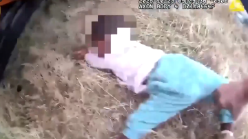 Δραματική διάσωση παιδιού 15 μηνών που εγκλωβίστηκε σε αναποδογυρισμένο αυτοκίνητο στο Τέξας - Σωτήρια η ΚΑΡΠΑ από τους αστυνομικούς