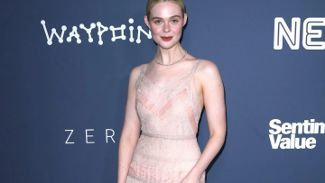 Η ονειρική εμφάνιση της Ελ Φάνινγκ με ένα blush φόρεμα από τη Fendi
