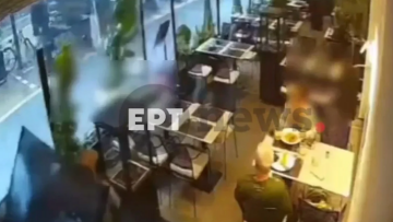 Ο αέρας σήκωσε τραπέζια και καρέκλες στον αέρα στην Πάτρα - Δείτε βίντεο
