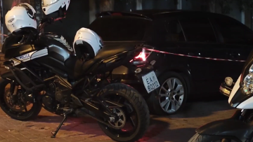 Ανάποδα σε λεωφόρο μπήκαν οι διαρρήκτες που τραυμάτισαν αστυνομικούς για να διαφύγουν στον Άγιο Δημήτριο - Η μαρτυρία για το σπίτι που άνοιξαν