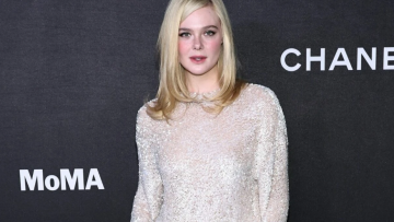 Η Ελ Φάνινγκ μας δίνει έμπνευση για τα look των γιορτών που έρχονται