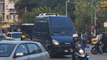 Υπό δρακόντεια μέτρα η δίκη για τη δολοφονία του 54χρονου τοπογράφου στο Ψυχικό - Η στιγμή της μεταγωγής των δύο κατηγορούμενων
