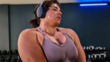 Το παρελθόν στις ερωτικές ταινίες κόστισε τον τίτλο της δυνατότερης γυναίκας στην Αμερικανίδα που... ξέχασε να πει ότι γεννήθηκε άνδρας