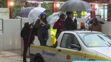 Μετέφεραν σε καρότσα τον κόσμο για τον σταθμό του ΗΣΑΠ στο Μοσχάτο - «Φούσκωσε» ο Κηφισός λόγω της κακοκαιρίας
