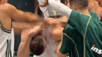 Επικό μπουγέλο από τους παίκτες του Παναθηναϊκού στον Ρογκαβόπουλο μετά την 40αρα του στον Πανιώνιο, βίντεο 