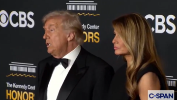 Σε ρόλο παρουσιαστή ο Τραμπ, βράβευσε Σταλόνε, Γκλόρια Γκέινορ και Kiss, δείτε βίντεο