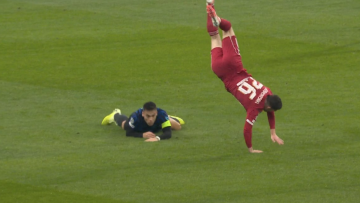 Το τάκλιν του Λαουτάρο που σήκωσε στον αέρα τον Ρόμπερτσον στο παιχνίδι της Ίντερ με τη Λίβερπουλ, βίντεο 