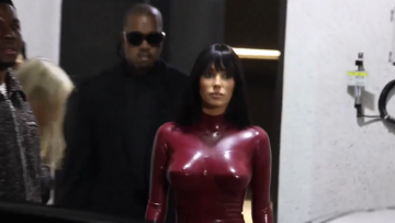 Φωτιά στα κόκκινα η Μπιάνκα Σενσόρι στη Νότια Κορέα με ολόσωμη εφαρμοστή λάτεξ φόρμα, δείτε βίντεο
