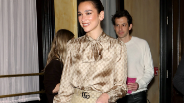 H Ντούα Λίπα φόρεσε ένα από τα πρώτα looks του Demna για τη Gucci
