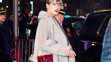 Η Tέιλορ Σουίφτ συνδύασε μίνι φούστα με ένα faux fur παλτό από την Max Mara
