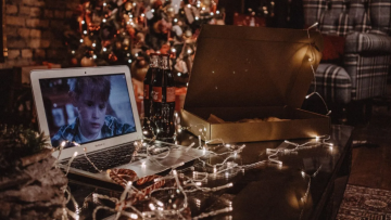 Δέκα ταινίες που θα σας βάλουν μεμιάς στο κλίμα των γιορτών
