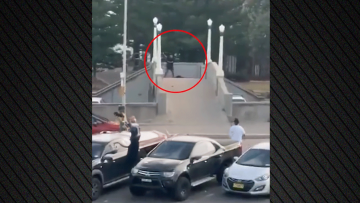 Ο άγνωστος ήρωας του Σίδνεϊ: Αφόπλισε δράστη, δέχτηκε πυρά από αστυνομικούς και ξυλοκοπήθηκε επειδή τον πέρασαν για τρομοκράτη, δείτε βίντεο