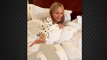 Η Κάιλι Μινόγκ γιόρτασε στο κρεβάτι της μια ιστορική πρωτιά - Δείτε το βίντεο