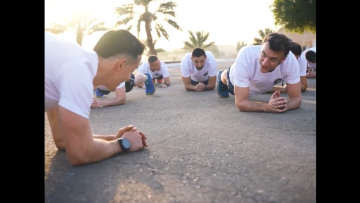 Ο Μακρόν έκανε γυμναστική με Γάλλους στρατιώτες στα Ηνωμένα Αραβικά Εμιράτα, δείτε βίντεο