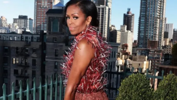 Η Mισέλ Ομπάμα επέλεξε ένα fuzzy Chanel look για την προώθηση του νέου της βιβλίου
