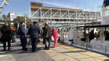 Κύπρος: 45χρονος βούτηξε για τον Σταυρό στη Λεμεσό, τον έπιασε, τον πήρε και έφυγε!