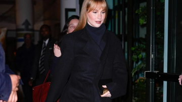 Η Τζένιφερ Λόρενς αποδεικνύει ότι ένα total black σύνολο δε χρειάζεται να είναι βαρετό
