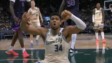 Οργισμένος ο Αντετοκούνμπο από τις αποδοκιμασίες των οπαδών των Μπακς: Τους γιούχαρε μέσα από το παρκέ