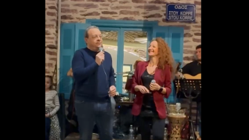 Ο Σωκράτης Φάμελλος τραγούδησε το «Δίχτυ» στην κοπή της πίτας των εργαζομένων του ΣΥΡΙΖΑ
