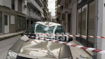 Προβλήματα από την κακοκαιρία στην Πάτρα, έπεσαν μάρμαρα σε ΙΧ - Δείτε βίντεο και φωτογραφίες 