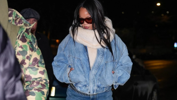 H Rihanna συμπλήρωσε το denim σύνολό της με tiger print γόβες
