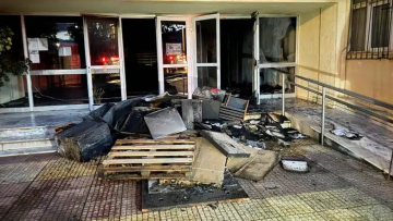 Μαθητής έβαλε φωτιά στο γυμνάσιο Ιτέας, αντιστάθηκε για να μην συλληφθεί