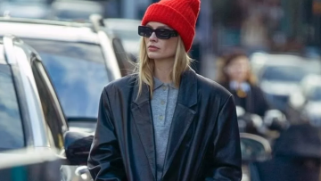 H Μάργκοτ Ρόμπι συνδύασε cigarette jeans με τα πιο κλασικά sneakers
