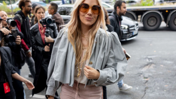 Το κομψό άρωμα που λατρεύει η Σιένα Μίλερ και την κάνει να μυρίζει σαν «πλάσμα του δάσους»
