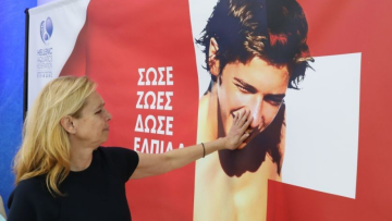 Εθελοντική αιμοδοσία στη μνήμη του Αδαμάντιου Μαντή από την κολυμβητική ομοσπονδία, συγκινήθηκε η μητέρα του, βίντεο