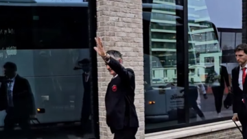 Ολυμπιακός: Αποθεώθηκε από εκατοντάδες φιλάθλους η ομάδα κατά την άφιξη της στο ξενοδοχείο στο Άμστερνταμ, βίντεο 