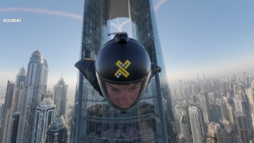 Βίντεο που κόβει την ανάσα: Skydiver πέρασε μέσα από την «τρύπα της βελόνας» στο ψηλότερο ξενοδοχείο στον κόσμο