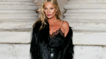 Η Kέιτ Μος παρακολούθησε το σόου Saint Laurent με δερμάτινη φούστα και δαντελένιο τοπ
