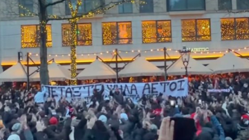 «Πετάξτε ψηλά αετοί»: Το πανό των οπαδών του Ολυμπιακού στο Άμστερνταμ για τα θύματα της τραγωδίας στη Ρουμανία 