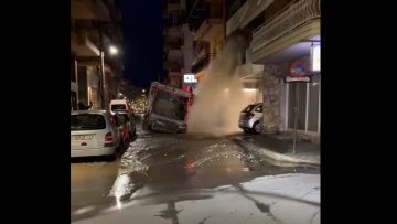 Απορριμματοφόρο στην Ξάνθη βούλιαξε από καθίζηση στον δρόμο, έσπασε αγωγό και τα νερά έφτασαν μέχρι τον πρώτο όροφο πολυκατοικίας, δείτε βίντεο