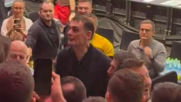 Ολυμπιακός: Οπαδός έβρισε στα ελληνικά τον Μπαρτζώκα και εκείνος ανέβηκε στην εξέδρα για εξηγήσεις, βίντεο 