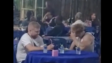 Τουρίστες μπέρδεψαν κηδεία με εστιατόριο στην Ταϊλάνδη και τους κέρασαν, δείτε βίντεο