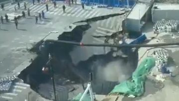 Τρομακτικό βίντεο από δρόμο στην Κίνα: Άνοιξε μεγάλη τρύπα και «κατάπιε» τα πάντα