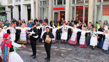 Στήθηκε παραδοσιακό γλέντι σε πλατεία Κοτζιά και Ερμού για την Τσικνοπέμπτη, δείτε βίντεο