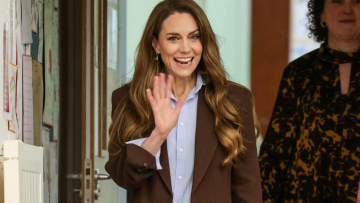 Η πριγκίπισσα Kέιτ συμπλήρωσε το καφέ κοστούμι της με κομψά μοκασίνια
