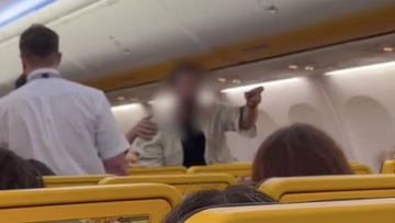 Μεθυσμένος προκάλεσε χάος σε πτήση της Ryanair, τον απομάκρυνε η αστυνομία (βίντεο)